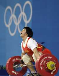 Su fortaleza y técnica le permitieron a Lui Chunhong imponer tres récords mundiales y lograr oro
