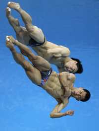 La calidad de la pareja china quedó demostrada desde su primer salto en el trampolín de tres metros, en el cual lograron una calificación de 10, para subirse a lo más alto del podio