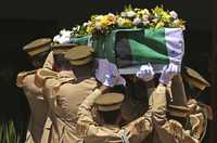 Elementos de la guardia del presidente de la Autoridad Nacional Palestina conducen el féretro con los restos del poeta Mahmoud Darwish, ayer, durante el funeral de Estado que se efectuó en Ramallah. El gobernante Mahmoud Abbas decretó tres días de duelo