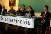 INFORME. La comisión de mediación entre el EPR y el gobierno federal presentó ayer un informe en el que afirma que Edmundo Reyes Amaya y Gabriel Alberto Cruz Sánchez fueron víctimas de "desaparición forzada" por fuerzas del Estado o con anuencia de éste. En la imagen, Miguel Ángel Granados, Gilberto López y Rivas, Samuel Ruiz, Carlos Montemayor, Rosario Ibarra y Juan de Dios Hernández Monge