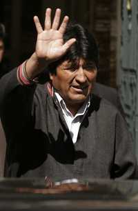 El presidente de Bolivia, Evo Morales, saluda a partidarios desde el palacio de gobierno en La Paz, donde ayer se reunió de nueva cuenta con gobernadores de la "media luna"