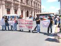 Trabajadores de Minefinder bloquearon calles frente al palacio de gobierno de Chihuahua, para exigir la apertura de la mina que mantienen cerrada ejidatarios de Huizopa
