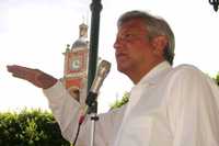 En Pueblo Nuevo, Guanajuato, Andrés Manuel López Obrador afirmó que las iniciativas del Ejecutivo federal y del PRI sobre la reforma de Pemex no abordan el tema de la corrupción en el sindicato petrolero