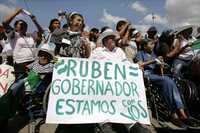Discapacitados protestan en Santa Cruz contra la acción represiva de la Policía Nacional y apoyan al prefecto de ese departamento, el derechista Rubén Costas. Según el gobierno de Bolivia, este sector está siendo utilizado como punta de lanza por la fascista Unión Juvenil Cruceñista