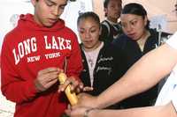 Jóvenes observan, en imagen de archivo, la colocación correcta de un condón durante la jornada cívico cultural Amores sin Violencia, celebrada en el Zócalo capitalino en febrero de 2007
