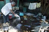 Echar cal sobre los charcos provocados por las lluvias contribuye a evitar la proliferación de enfermedades diarreicas. En la imagen, durante una inundación de La Laguna, Veracruz