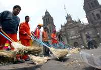 Trabajadores de limpia barren el Zócalo capitalino