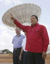 El presidente de Venezuela, Hugo Chávez, ayer en su visita a la base aérea general Manuel Ríos en el estado de Guárico, donde explicó los alcances del proyecto del lanzamiento del primer satélite geoestacionario venezolano, al tiempo que resaltó el apoyo de China en esta misión
