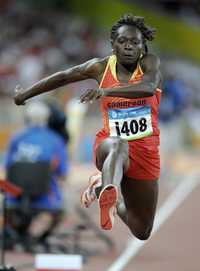 Françoise Mbango revalidó su título olímpico en salto triple
