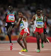 El etiope Kenenisa Bekele (centro) festeja su triunfo en 10 mil metros, su segundo oro olímpico en la prueba, tras coronarse en Atenas 2004