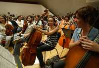 Durante siete días, 144 jóvenes del país se reunieron en el Cenart para compartir experiencias en extenuantes sesiones diarias. En la imagen, ensayo de la Orquesta Sinfónica Juvenil, dirigida por Ara Ghukasyan, Román Revueltas y Cristina Peralta