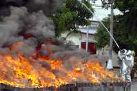 NARCOCENIZAS. Bomberos de la Marina controlan la quema de las más de seis toneladas de cocaína confiscadas durante la captura del minisumergible frente a las costas de Oaxaca