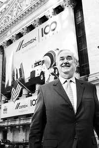 El presidente y director general de Cementos Mexicanos, Lorenzo Zambrano, en la bolsa de Nueva York, para la celebración de los 100 años de la empresa. Imagen de archivo