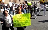 Trabajadores del sector salud se manifestaron ayer en la ciudad de Jalapa, Veracruz, y bloquearon por algunas horas la avenida Juan de la Luz Enríquez, para exigir que se cumplan las promesas de regularizar sus plazas de trabajo