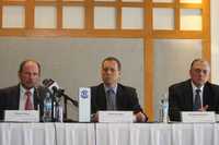 CONFERENCIA. Thomas Karig, Carlos Escobar y Eduardo Sotomayor, representantes empresariales de Volkswagen, en conferencia, tras el fin de las negociaciones salariales