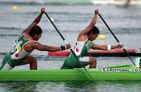 Los primos José Everardo Cristóbal Quirino y Dimas Camilo, durante la competencia eliminatoria de canoa doble en la distancia de mil metros