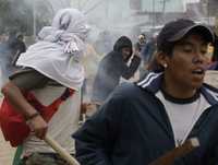 Simpatizantes del presidente Evo Morales se ponen a salvo durante una agresión de grupos de ultraderecha en la ciudad de Santa Cruz