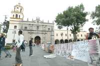 Artesanos y vendedores ambulantes que realizan su actividad en el jardín Centenario y la plaza Hidalgo mantienen un plantón intermitente contra el proceso de reubicación de sus lugares de trabajo