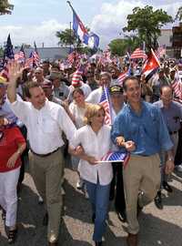 En imagen de archivo, los republicanos Ileana Ros-Lehtinen (centro), Lincoln Díaz Balart (izquierda) y Mario Díaz Balart, durante una marcha en Miami de exlliados cubanos en marzo de 2003
