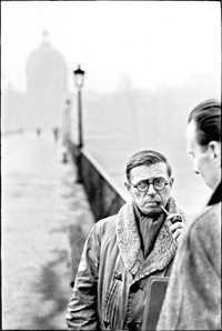 Jean-Paul Sartre y Fernand Pouillon, en el Puente de las Artes en París, en 1946,