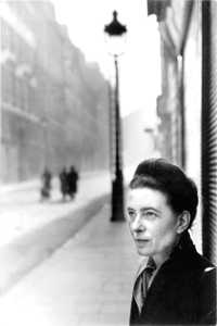 Simone de Beauvoir, en la calle Schoelcher, en París, en 1947