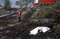 Elementos de la Cruz Roja acordonan el área donde quedó un cuerpo de los 153 muertos en Barajas