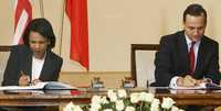 La secretaria de Estado estadunidense, Condoleezza Rice, y el ministro de Relaciones Exteriores polaco, Radel Skorski, signan en Varsovia el acuerdo para desplegar en el norte del país europeo elementos del escudo antimisiles de Estados Unidos