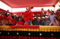 El ministro de Energía de Venezuela y presidente de PDVSA, Rafael Ramírez, habla con simpatizantes y trabajadores de Cementos Mexicanos durante el acto de expropiación de la filial de la cementera en ese país, en Puerto La Cruz
