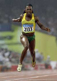 Veronica Campbell, en 200 metros planos, superó a la estadunidense Allyson Felix, mientras el bronce fue para la también jamaiquina Kerron Stewart