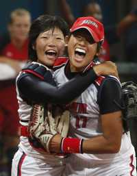 La pítcher Yukiko Ueno (a la derecha) y la cátcher Yukiyo Mine, de Japón, celebran después de la victoria sobre el equipo de softbol de Estados Unidos