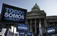 Empleados de la línea aérea festejaron este viernes frente a la Cámara de Diputados, en Buenos Aires, la disposición de los legisladores. Con ello se puso fin a 18 años de resistencia contra la privatización
