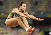 Maurren Maggi, de Brasil, involucrada en dopaje positivo en 2003, logró un salto de longitud de 7.04 metros, para vencer a la campeona mundial de Osaka, la rusa Tatyana Lebedeva