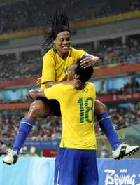 Los brasileños Ronaldinho (10) y Jo (18) celebran la segunda anotación frente al equipo de Bélgica al que derrotaron por 3 a cero para llevarse la medalla de bronce