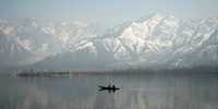 Cachemira, población a unos mil 680 metros sobre el nivel del mar, es un valle lleno de huertos de frutas y rodeado de montañas nevadas. En la imagen, un poblador rema en su shikara (pequeño bote) en el lago Dal, en Srinagar, India