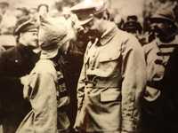 León Trotsky, siendo Comisario de Guerra, conversa con un recluta del Ejército Rojo, en Moscú, en 1919