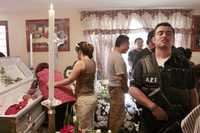 Agentes de la AFI delante del féretro de su compañero Luis Enrique Cruz Ruiz, asesinado la noche del miércoles pasado