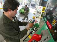 Los costos de las gasolinas han crecido 4.6 por ciento en lo que va del año. La foto corresponde a una estación de servicio de la colonia Roma, en la ciudad de México
