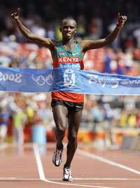 Samuel Wanjiru al cruzar la meta en el Nido de Pájaro