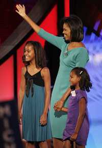 Michelle Obama, esposa del aspirante Barack Obama, al concluir su discurso ayer en Denver, acompañada de sus hijas, Malia y Sasha