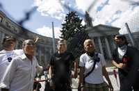 Estadunidenses enmascarados protestan en el centro de Denver contra la política belicista de Bush