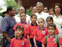 Andrés Manuel López Obrador rodeado de jóvenes estudiantes durante la gira que efectuó ayer en Nuevo León, donde llamó a evitar la privatización de Pemex