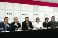 El titular del IFE, Leonardo Valdés Zurita (tercero de izquierda a derecha), junto con los consejeros electorales durante la conferencia de prensa que ofrecieron ayer