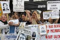 Familiares de las víctimas de la dictadura militar argentina y activistas se manifiestan frente al tribunal
