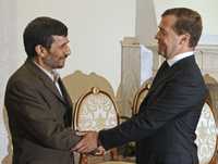 El presidente iraní, Mahmud Ahmadinejad, saluda a su par ruso, Dimitri Medvediev, durante la reunión de la Organización de Cooperación de Shanghai.
