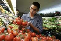 Según datos de la Organización de las Naciones Unidas para la Agricultura y la Alimentación, el precio de productos básicos se incrementó 50 por ciento, en promedio, en el primer trimestre del año. La imagen corresponde a un centro comercial en Palo Alto, California