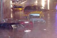 Automóviles y camiones quedaron atrapados en una inundación en pasos a desnivel, tras un fuerte aguacero que cayó la noche de ayer en la ciudad de Monterrey, Nuevo León