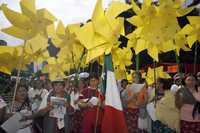 Adelitas acudieron ayer al Monumento a la Revolución