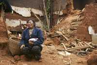 Una damnificada por el sismo que sacudió ayer el sur de China, lamenta la muerte de su cuñado, quien quedó sepultado entre los escombros de su casa colapsada en la provincia de Sichuan