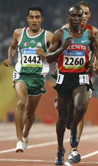Juan Luis Barrios escoltó a tres corredores kenianos