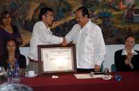 Guillermo Pérez, medallista de oro en Pekín, recibió un homenaje del gobierno de Michoacán, encabezado por Leonel Godoy. El mandatario se comprometió a promover que se masifique la práctica de los deportes